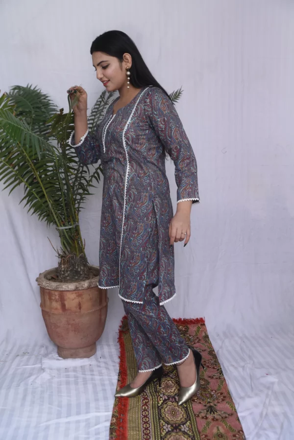 Two Piece Stitched Lawn (DS05BGR) - Image 7